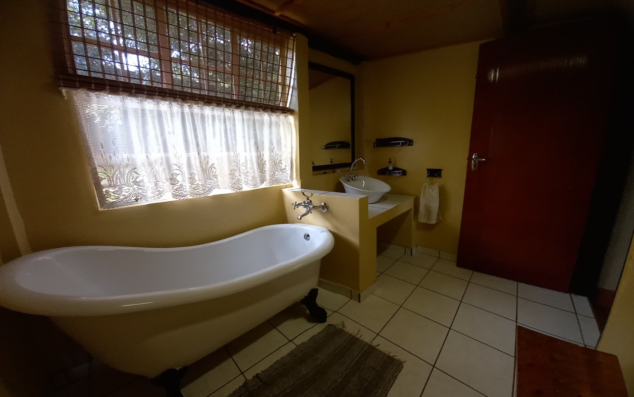 <span  class="uc_style_uc_tiles_grid_image_elementor_uc_items_attribute_title" style="color:#ffffff;">Bungalow 2 - 2nd bathroom</span>